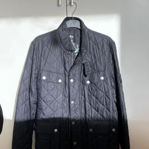 Barbour - Klassisk jacka från barbour av modell Ariel  Jacket. Jackan är perfekt nu inför våren. Nypris på jackan är 3200kr. Skick 9/10