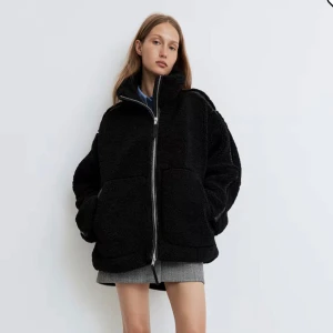 Svart teddyjacka med dragkedja - Mysig svart teddyjacka med hög krage och dragkedja framtill.Så gott som ny, använd 1 gång Perfekt oversized passform. Nypris 550kr, säljer den för 500kr🥰