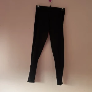 Svarta leggings - Snygga svarta leggings med tight passform. Perfekta för både träning och vardag. De är bekväma och stretchiga, vilket gör dem till ett mångsidigt plagg i garderoben.