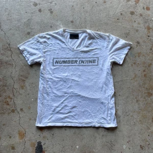 Number (N)ine T-shirt - Reprint (N)umber nine T-shirt. Bra skick har ett litet hål i nacken vid tagen dock