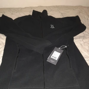 Svart Haglöfs - Hej! Säljer en svart Buteo Mid Jacket från Haglöfs i storlek S. Jackan har en dragkedja framtill och är långärmad. Perfekt för utomhusaktiviteter med sin stilrena design och funktionella detaljer. PRIS KAN DISKUTERAS!