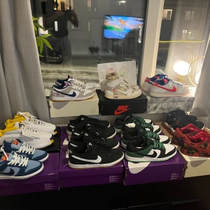 Jordans & Dunks & Adidas & Nike flera storlekar  - BIG WTS/WTT‼️  Jordan 1 off white euro US 7.5 bestäm skick själv Bin: 7999kr tar byten på de   Dunk sb why so sad US 7 DS Bin: 2199kr  Jordan 11 playoffs US 7 DS Bin:3499kr tar byten   Dunk sb black gum US 11 VNDS Bin: 1099kr  Dunk sb black gum 10.5 DS Bin: 1249kr  Dunk sb classic green US 11 DS Bin: 1499kr  Dunk sb classic green US 9.5 DS Bin: 1499kr  Adidas crazy 1 laker Us 11 DS Bin:599kr  Dunk year of the rabbit US 12 DS Bin: 1599kr Dunk sb rayassa US 9 DS Bin: 2999kr dunk sb wizard 10 2199kr