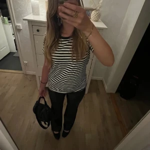 Randig t-shirt från Stradivarius💌 - Säljer en klassisk svartvit randig t-shirt från Stradivarius. Den har en normal passform och korta ärmar, perfekt för en avslappnad stil. Tillverkad i mjukt material för extra komfort.