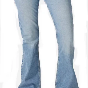 Blå bootcut jeans - Säljer ett par klassiska blå bootcut jeans från Junkyard. För stora för mig passar xs o S jättebra. Bra skick förutom vid ena foten ❤️