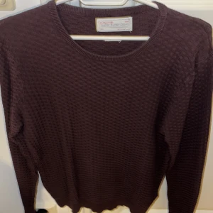 Vinröd tröja från These Glory Days - Säljer en stilren vinröd tröja från These Glory Days. Tröjan har en rund halsringning och ett diskret mönster som ger en extra touch. Pris går att diskuteras