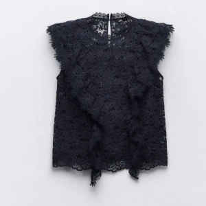 Zara spets tröja  - Spets tröja från Zara i storlek S, aldrig använd💓💓Slutsåld på hemsidan🌟