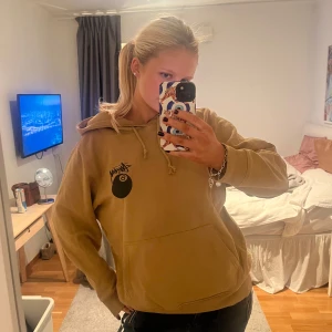 Cool Stussy Hoodie - Älskar denna hoodie men har tyvärr inte plats i min garderob❤️ Väldigt bra skick! Kan gå med i pris vid snabb affär!