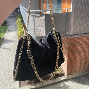 Stel1a väska - Jättefina Stella väska D0pe knappt använd och med den sällsynta guldkedjan som just nu trender💕Är svart så passar till alla outfits och stilar men speciellt den lite mer rika stilen men mycket svart guld och diamanter💕
