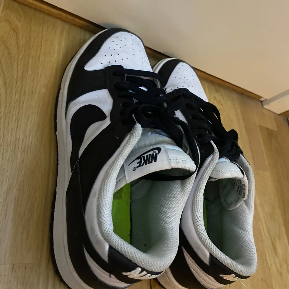 Nike air jordan 1 low, köpta från zalando för 1600kr. Går att tvätta och få de lite fräschare. Jätte sköna att gå i, perfekta till vardags och går att matcha med alla outfits!!. Skor.