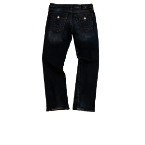 True Religion Bootcut Jeans - Yoo!! säljer fett par riktigt feta True Religion Jeans😻Perfekt condition, Size 34, Section Ricky (Bootcut-ish)🔴 Skriv till mig ifall ni har frågor🥰