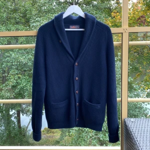 Morris cardigan - Tjena säljer denna feta stickade Morris cardiganen den är i väldigt bra skick inte använd så mycket för den är lite stor för mig. Han  i bilden är 170cm och väger 59kg köpt för 2500kr priset kan diskuteras