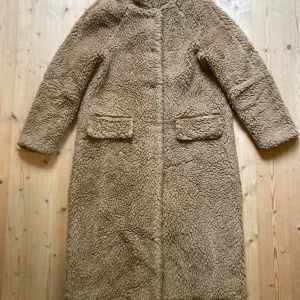 Brixtol fakefur kappa - Mysig fakefur höst/ vinterkappa. Varmt ljusbrun. 