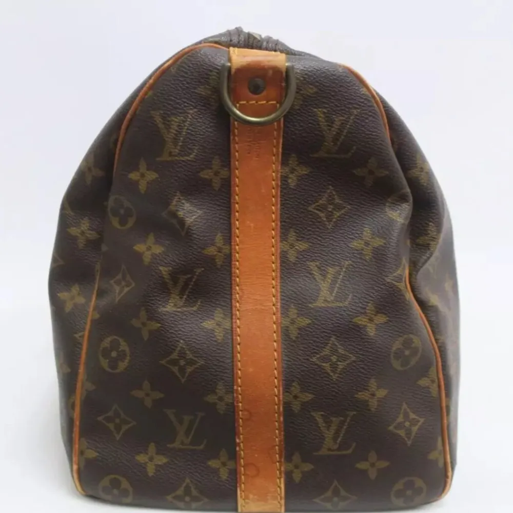 Den ultimata åkpåsen från Louis Vuitton i modellen Keepall 45. Lämplig för en weekendresa eller som handbagage på ett flygplan. Keepall ger en touch av lyx och stil till alla kläder. Accepteras som handbagage hos de flesta flygbolag!. Laukut & Käsilaukut.