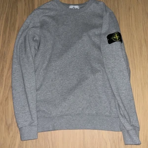 Stone island tröja - 10/10 knappt använd . Storlek S. Hör av er vid fler frågor