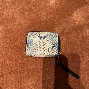 Zadig Voltaire Plånbok - Säljer nu denna fina plånboken, har haft ett tag och är väldigt använd därav priset🩷