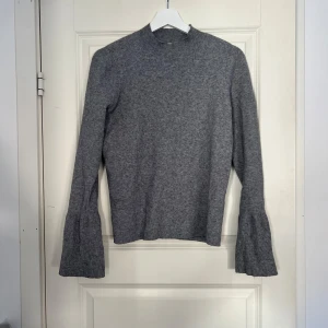 Stickad tröja  - En stickad grå tröja från Pieces med vida armar. Jätte fin och elegant med mysigt material. Denna är väldigt stretching så skulle säga att den passar en L men är mer S/M i storleken🩶