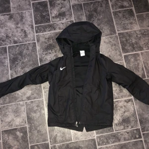 Nike jacka - Schysst nike vindjacka/regnjacka. Luvan kan tas av. Nyskick.