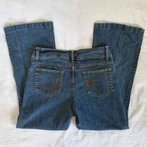 Utsvängda jeans - Snygga midrise flare/ bootcut jeans! 🌸  I perfekt skick bortsett från att broderiet gått upp lite på ena bakfickan, se första bilden.  Midja: 40-41 cm Längd: 100 cm Benvidd nedtill: 27 cm  Pris är diskuterbart!