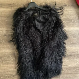 Lamm väst  - Säljer den då jag rensar mammas jackor och vill bort med den. Den är knappt använd.