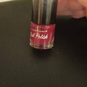 Vinröd nail polish