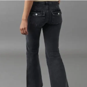 Lågmidjade Bootcut Jeans Gina Tricot - Säljer mina y2k jeans från Gina då dem tyvärr är för stora. Superfin modell som passar till allt och extremt skönt material, dem är storlek 38 men skulle säga att dem även passar storlek 36! Inga defekter alls och är som nya! Hör av er vid frågor!