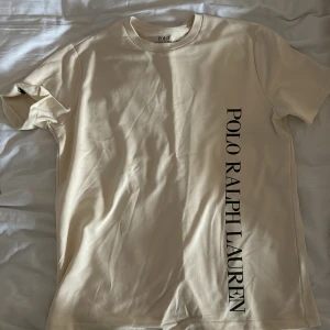 Benvit RL Tisha - Säljer en benvit polo Ralph lauren t shirt som inte alls är används skicket är alltså perfekt
