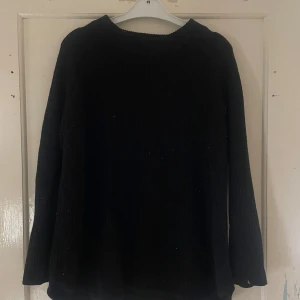 Svart tröja från Mywearactive - Säljer en enkel och stilren svart tröja från Mywearactive. Perfekt för både vardag och mysiga hemmakvällar. Tröjan har långa ärmar och är i storlek L. Passar bra till höst- och vintergarderoben!