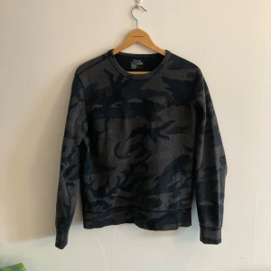 kamouflage Ralph Lauren tröja  - Supersnygg tröja ifrån Ralph Lauren som är aningen ovanlig. Inga defekter. Nypris: 2000kr
