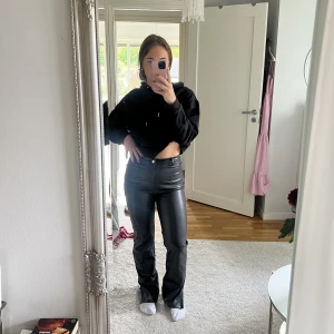 Skinnbyxor  - Skinnbyxor med hög midja, något långa på mig som är 165. Har slits vid fötterna o använd enstaka gånger, bra skick o stretchiga