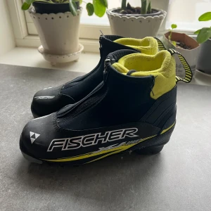 Längdpjäxor barn - Hej, säljer dessa längdpjäxor från Fischer. Strl 34 Använda men bra skick.