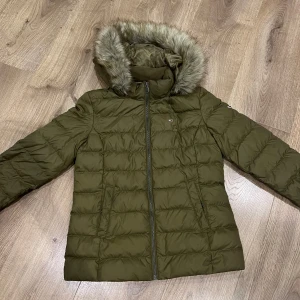 Vinter jacka  - Hej, säljer en jättefin vinterjacka från Tommy hilfiger då den inte kommer till användning längre.  Jackan är knappt använd en hel vinter så skicket är mycket bra och som ny. Strl: xl men den passar perfekt på en S.