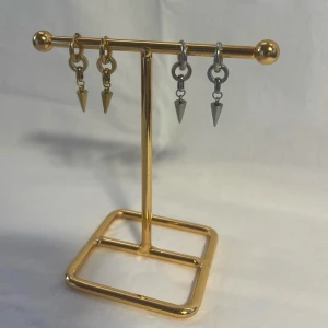 Örhängen  - Super snygga nickelfria örhängen! Finns i silver & guld. Köp för 109kr/st Eller 189kr/paret. Modell 101. Smyckeställningen finns även att köpa för 299kr!