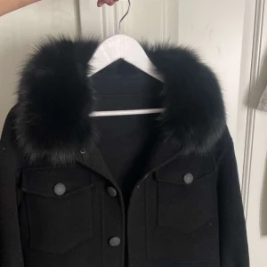 Päls kappa - Säljer min päls kappa med äkta päls och tyg med kashmir för den ej kommer till användning längre! Helt okej skick men inga fläckar eller hål! Den är inte noppig!!❤️ den är från furstockholm