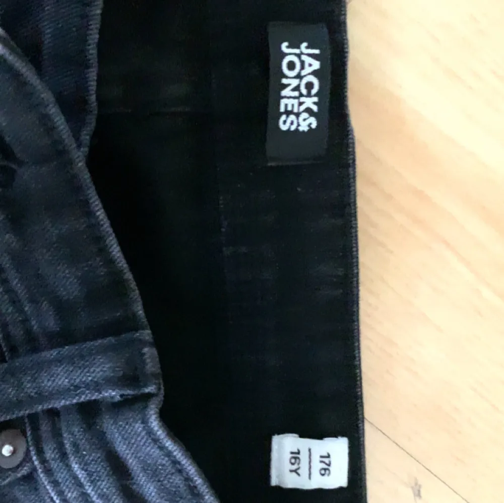 Ett par riktigt feta Jack&Jones jeans i färgen svart. Skick 10/10. Killen på bilden är 174. Dm vid frågor.. Jeans & Byxor.