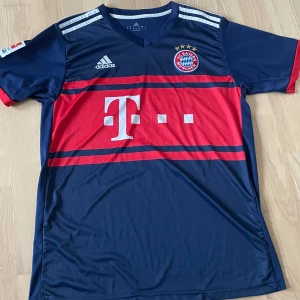 Bayern München tröja Lewandowski - Säljer nu min riktigt feta Bayern München tröja med ingen mindre än Robert Lewandowski på ryggen🤩Den är riktigt skön att ha på sig samt väldigt fin hängandes på väggen!   Tröjan är ej oficiell