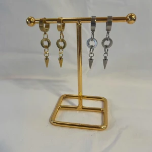 Örhängen  - Super fina nickelfria örhängen! Finns i både silver & guld. Köp för 99kr/st Eller 185kr/paret Modell 100 Smyckeställningen finns även också att köpa för 299kr!