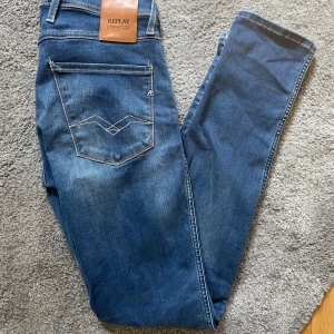Replay jeans - Replay jeans med snygg tvätt, modellen är ambass (slimfit) storlek W27 L32, kom privat för fler bilder eller frågor!