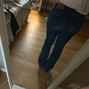 Fina lågmidjade jeans från Levis, använda fåtal gånger men fortfarande bra skick!  Kontakta för fler bilder eller frågor!🥰