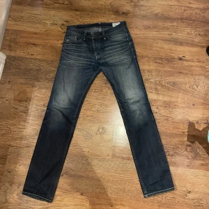 Diesel jeans  - Säljer mina diesel jeans i slim straight fit. Strl midja: 31  strl längd: 34. Skicket är väldigt bra trots användning. 