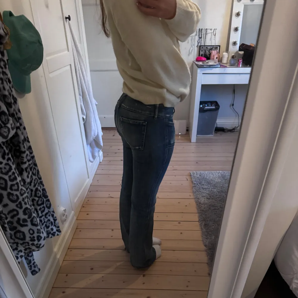 Säljer dessa supersnygga diesel jeans eftersom dom inte kommer till användning längre💓. Jeans & Byxor.