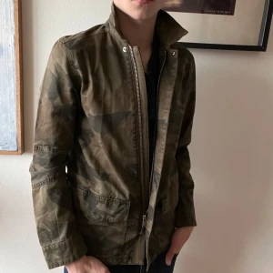 Zadig Voltaire field jacket  - Säljer nu denna Zadig Voltaire field jacketen | Storlek S | Nypris ungefär 3500kr |Helt splitter NY med alla tags kvar| Vid frågor eller funderingar är det bara att höra av sig 🤗