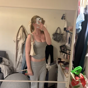 Ljus beige väska - Ljus beige väska, ganska så rimlig kommer med ett längre Axel band, andvänd 1 gång bara