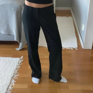 Alobha label  - Jag säljer ett par ALOBHA kostymbyxor (Lova Widerberg) i bra skick då det dessvärre är för stora! Jag har lagt upp byxorna i längden så innerbenslängden är 74 cm och ytterbenslängd 94 cm. Byxorna är slutsålda på hemsidan och finns inte kvar i storlek