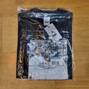 Supreme x Jordan Tshirt - Supreme x Jordan tee, helt ny oöppnad och skickar med stickers och allt som helt ny