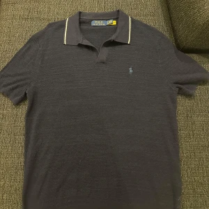 Linen T-shirt Polo Ralph Lauren - Jättefin linen t-shirt från Polo Ralph Lauren i marinblå färg. Har använt den 1 gång men den har blivit för liten. Köpt från Boozt för 2200kr, kvitto och allt finns. 