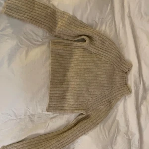 Stickad beige tröja  - Stickad tröja beige, aldrig Andvönd, ingen prislapp från monki 