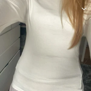 Långärmad tröja  - Vit tröja från Gina tricot med slittat vid ärmen.   Har en fläck på armen, skriv för fler bilder!