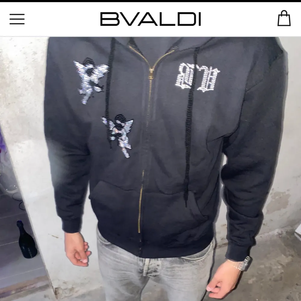 Säljer min bvaldi hoddie då den ej kmr till användning! Hyfsat använd men inga defekter🩷köpt för 1099kr säljes för 499!. Hoodies.