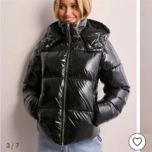 Ny jacka med prislapp kvat -  Säljer den populära nelly jackan, ny med prislapp kvar. Storlek XXS. Hann ej skicka tillbaka paketet (därför säljer jag både röd och svart)