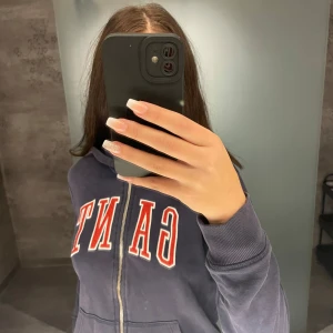 Marinblå Gant kofta - Den har hål i armbågarna. 